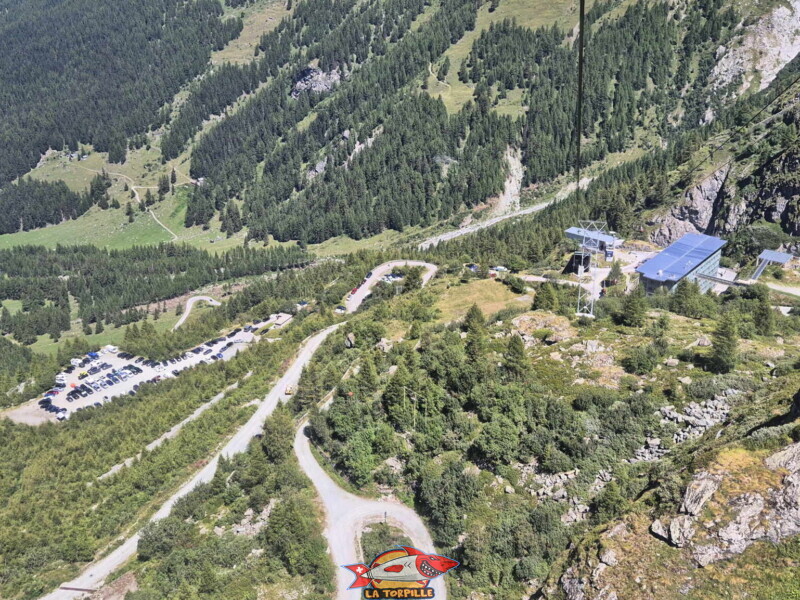 Les parkings sur le gauche de l'image. Barrage de la Grande Dixence, Hérémence, canton du Valais. Les parkings sur le gauche de l'image. Barrage de la Grande Dixence, Hérémence, canton du Valais.
