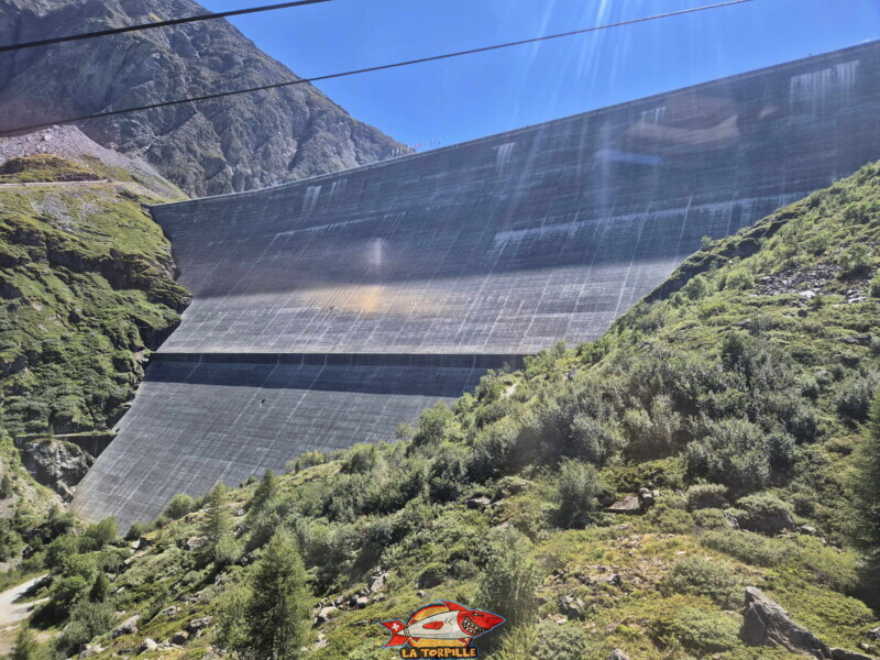 Téléphérique, trajet. Barrage de la Grande Dixence, Hérémence, canton du Valais.