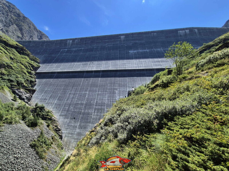 La vue sur le barrage juste après être sorti du barrage. Barrage de la Grande Dixence, Hérémence, canton du Valais. La vue sur le barrage juste après être sorti du barrage. Barrage de la Grande Dixence, Hérémence, canton du Valais.