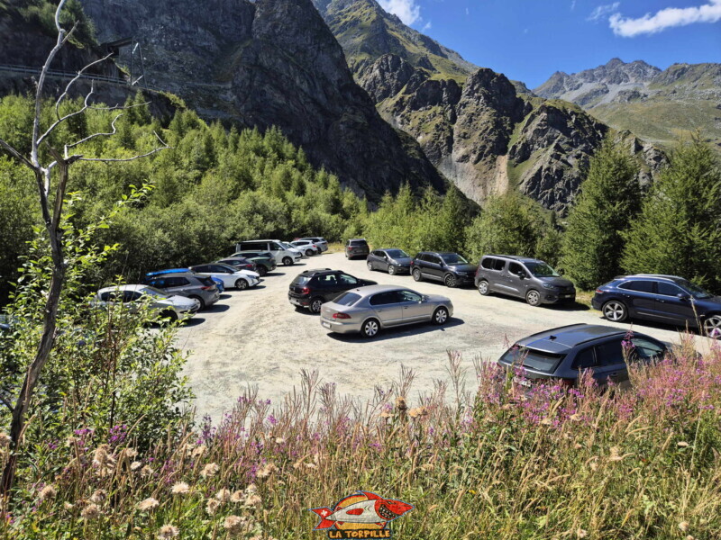 Le parking le plus proche de la zone d'accueil. Barrage de la Grande Dixence, Hérémence, canton du Valais. Le parking le plus proche de la zone d'accueil. Barrage de la Grande Dixence, Hérémence, canton du Valais.