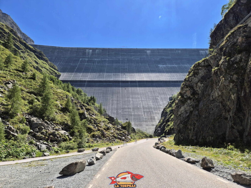 Pied de barrage. Barrage de la Grande Dixence, Hérémence, canton du Valais.