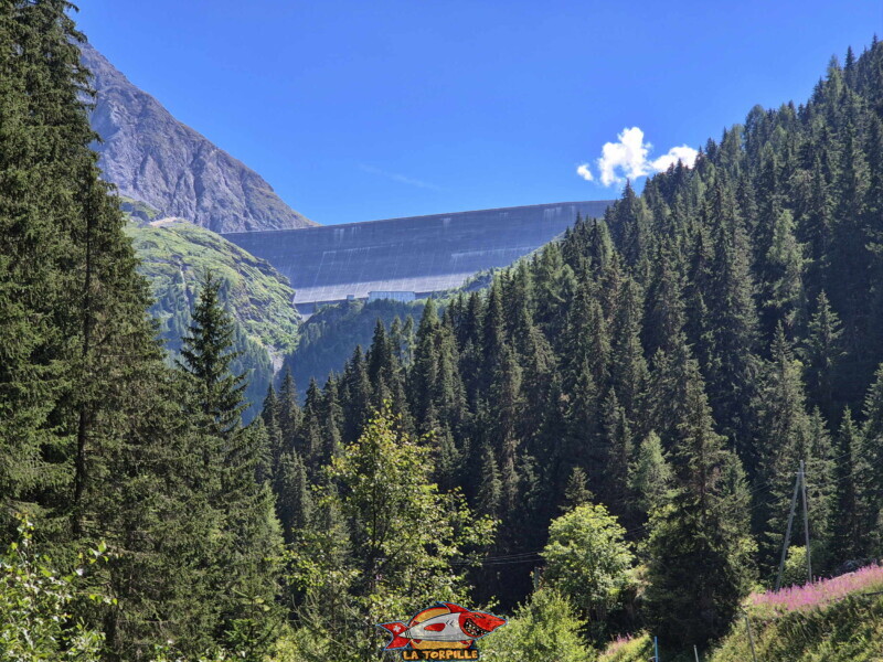 Le barrage visible depuis la route venant d'Hérémance. Barrage de la Grande Dixence, Hérémence, canton du Valais. Le barrage visible depuis la route venant d'Hérémance. Barrage de la Grande Dixence, Hérémence, canton du Valais.