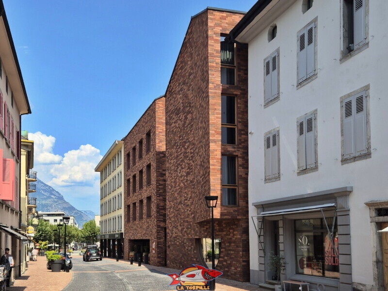Le Quartier LôDzè en brique. Les Bains Publics, Quartier LôDzè, bains thermaux, Martigny, Valais.