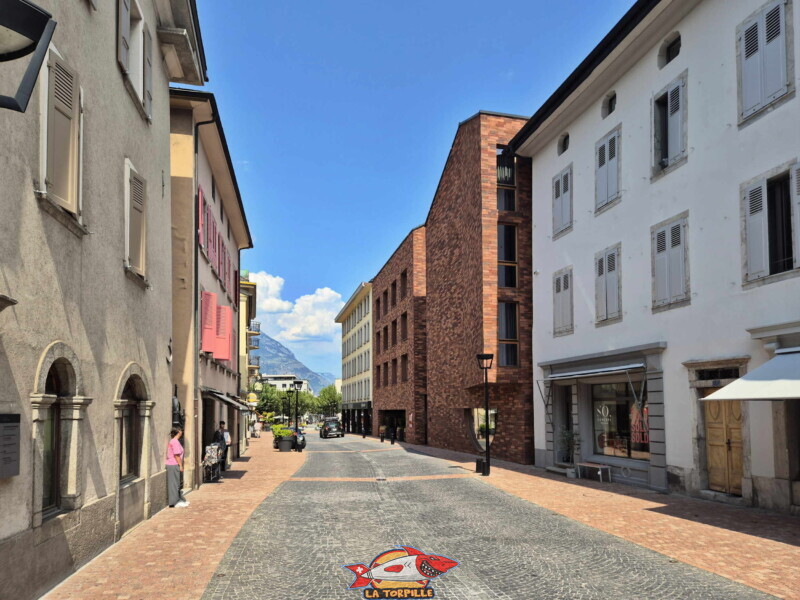 Le Quartier LôDzè est facilement reconnaissable avec ses bâtiments en brique.. Les Bains Publics, Quartier LôDzè, bains thermaux, Martigny, Valais.