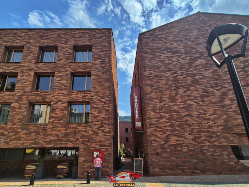 Le Quartier LôDzè est facilement reconnaissable avec ses bâtiments en brique.. Les Bains Publics, Quartier LôDzè, bains thermaux, Martigny, Valais.