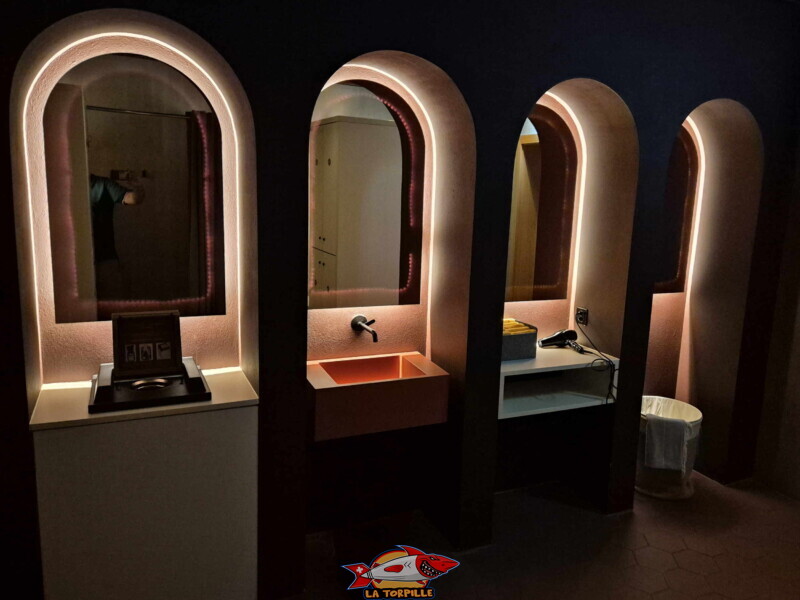 Les vestiaires. Les Bains Publics, Quartier LôDzè, bains thermaux, Martigny, Valais.
