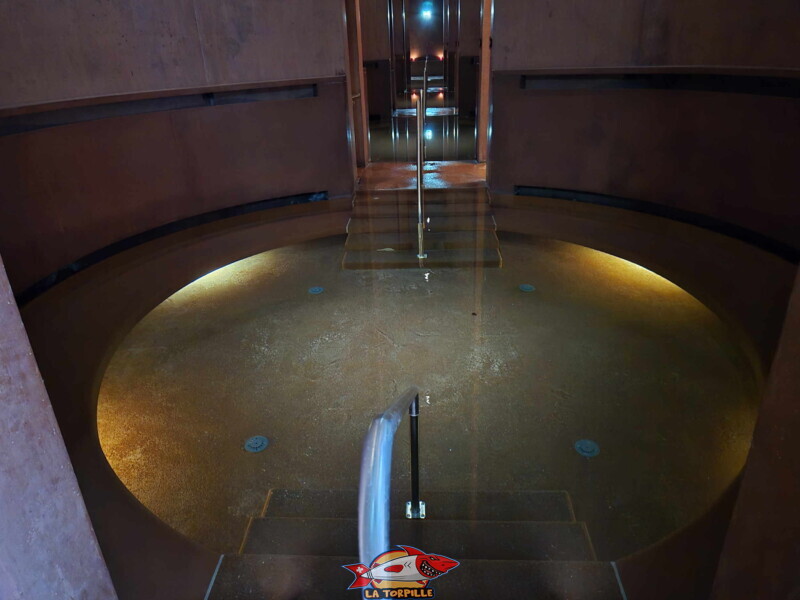 Un des bassins cylindriques. Les Bains Publics, Quartier LôDzè, bains thermaux, Martigny, Valais.
