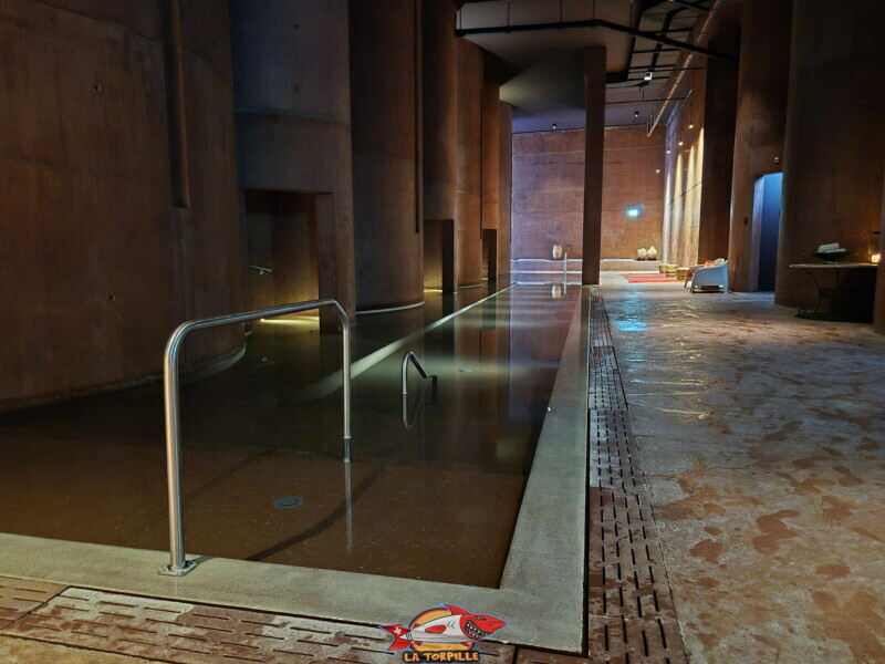 Le bassin rectangulaire intérieur. Les Bains Publics, Quartier LôDzè, bains thermaux, Martigny, Valais.