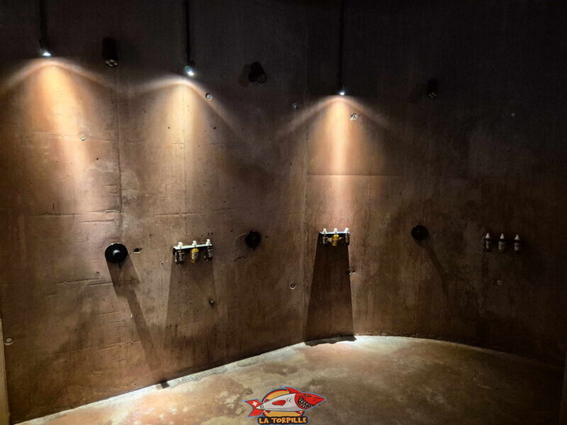 Les douches.. Les Bains Publics, Quartier LôDzè, bains thermaux, Martigny, Valais.