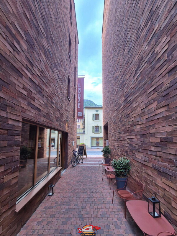 Le Quartier LôDzè est facilement reconnaissable avec ses bâtiments en brique.. Les Bains Publics, Quartier LôDzè, bains thermaux, Martigny, Valais.