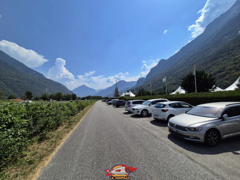 Le parking gratuit le long de l'autoroute du Valais.