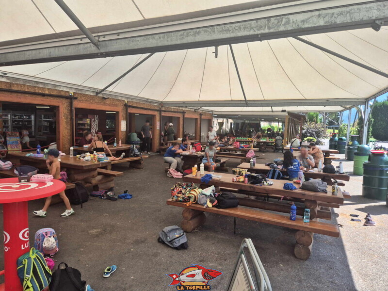 Les tables à l'extérieur.