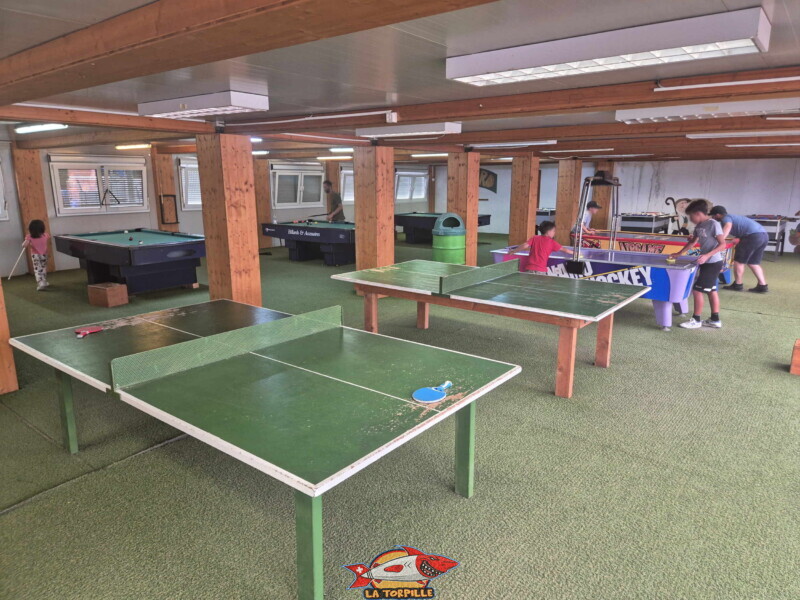 Les tables de billard et de ping-pong.