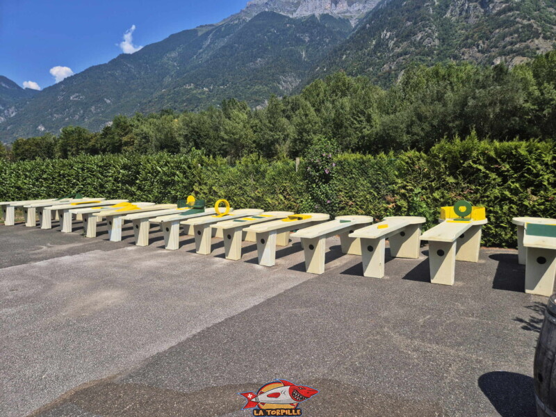 Le minigolf sur table en ciment.