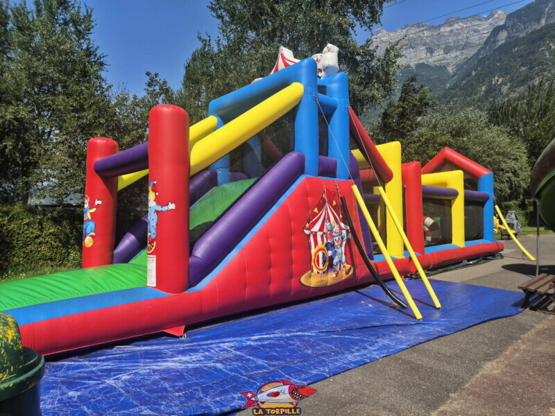 Un château gonflable.