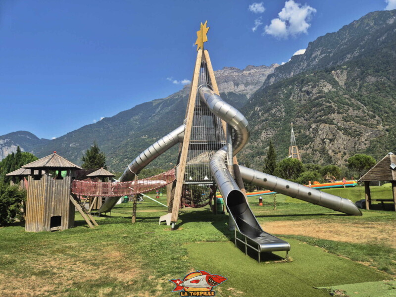 Il existe une autre tour à toboggans plus petite.
