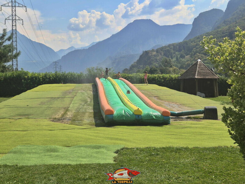 Un château gonflable avec de l'eau en été.