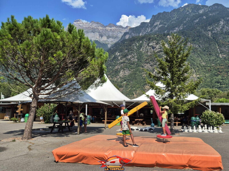 La vue sur les tentes de la zone couverte.