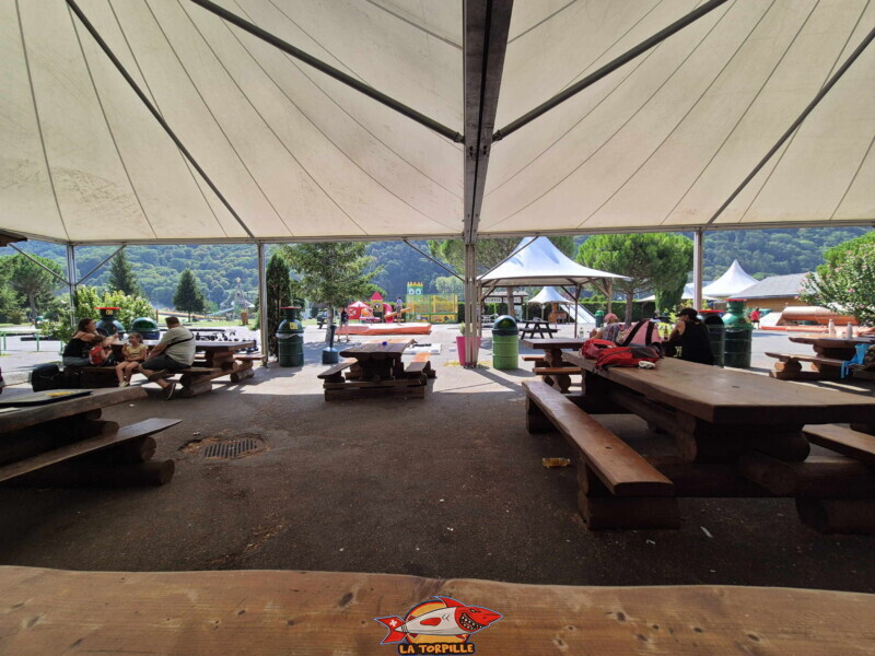 Les tables à l'extérieur.