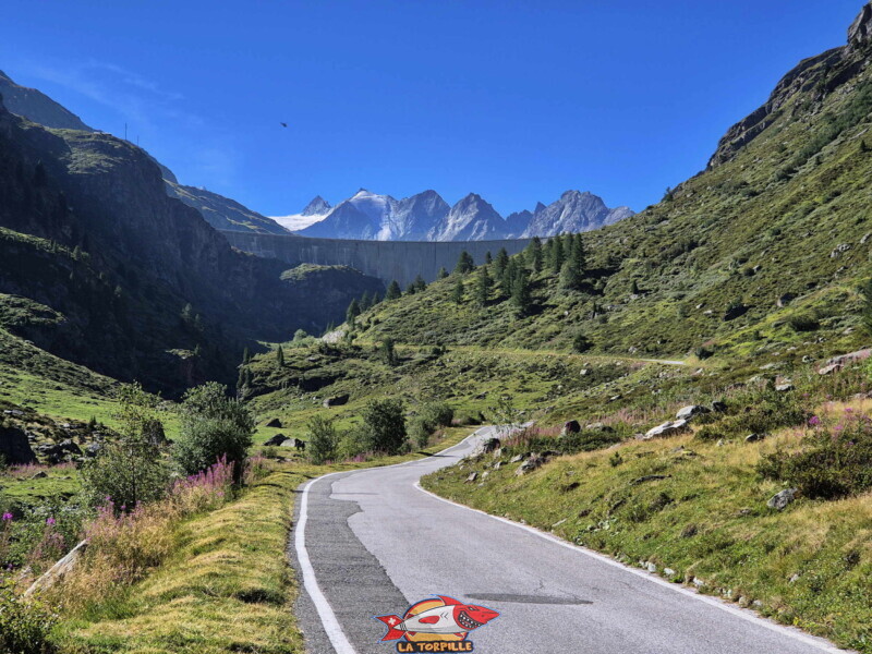La route étroite depuis Sierre et Grimentz. Barrage et lac de Moiry, tour du lac, val d'Anniviers, Valais. La route étroite depuis Sierre et Grimentz. Barrage et lac de Moiry, tour du lac, val d'Anniviers, Valais.