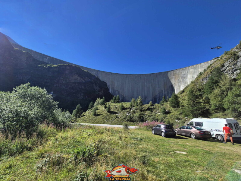 Le pied du barrage de Moiry. Barrage et lac de Moiry, tour du lac, val d'Anniviers, Valais.