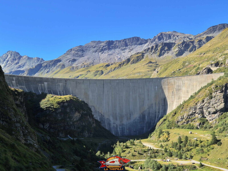 Côté aval du barrage de Moiry. Barrage et lac de Moiry, tour du lac, val d'Anniviers, Valais.