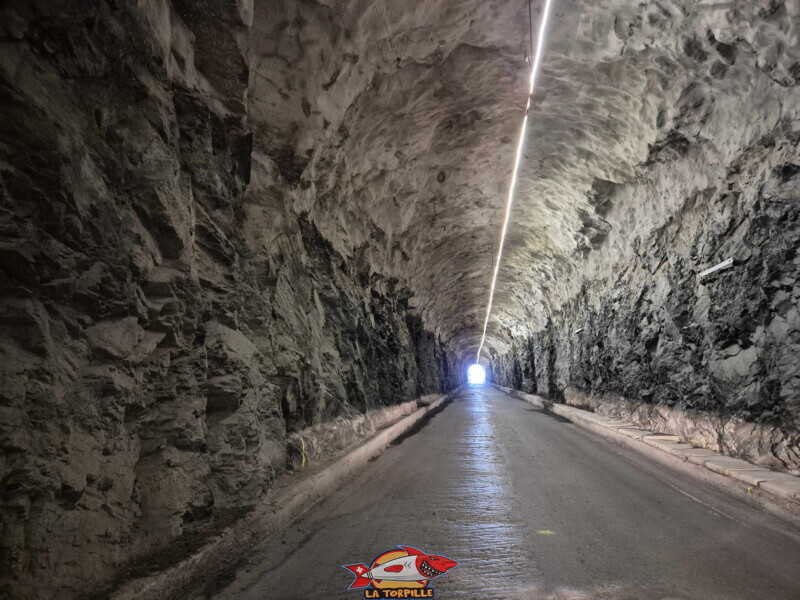 Le tunnel juste avant d'arriver au barrage. Barrage et lac de Moiry, tour du lac, val d'Anniviers, Valais. Le tunnel juste avant d'arriver au barrage. Barrage et lac de Moiry, tour du lac, val d'Anniviers, Valais.