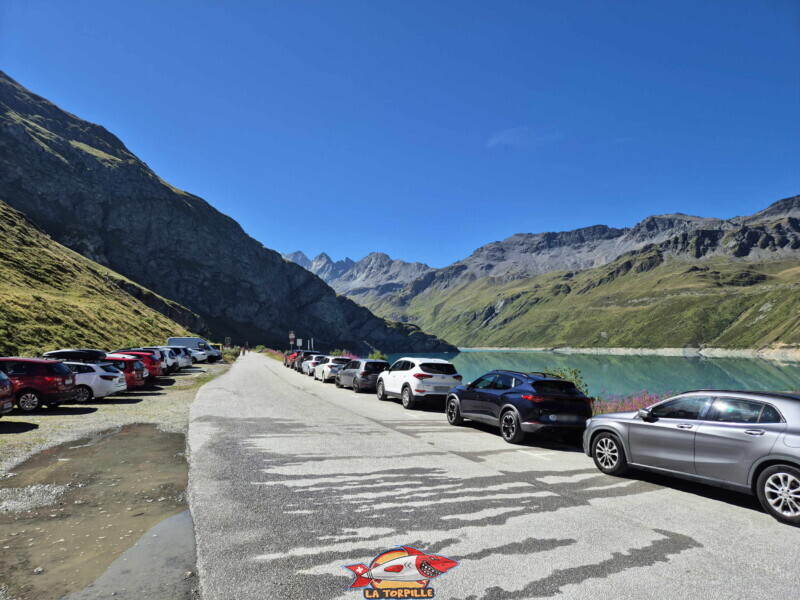 Le parking longue durée au barrage de Moiry. Barrage et lac de Moiry, tour du lac, val d'Anniviers, Valais. Le parking longue durée au barrage de Moiry. Barrage et lac de Moiry, tour du lac, val d'Anniviers, Valais.