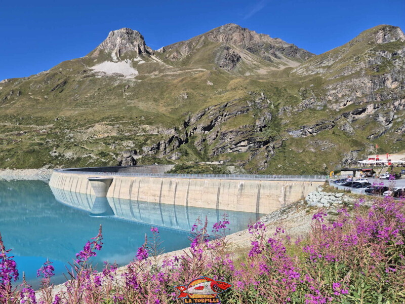 Côté amont du barrage de Moiry. Barrage et lac de Moiry, tour du lac, val d'Anniviers, Valais.