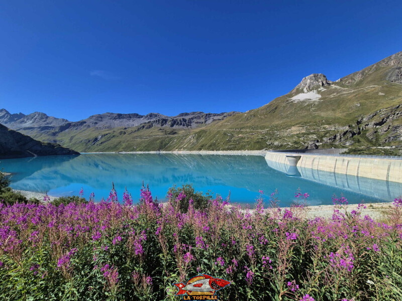 Côté amont du barrage de Moiry. Barrage et lac de Moiry, tour du lac, val d'Anniviers, Valais.