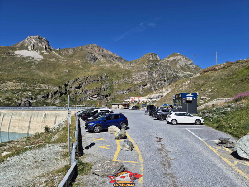 Le parking courte durée à côté du barrage et du restaurant du lac de Moiry. Barrage et lac de Moiry, tour du lac, val d'Anniviers, Valais. Le parking courte durée à côté du barrage et du restaurant du lac de Moiry. Barrage et lac de Moiry, tour du lac, val d'Anniviers, Valais.