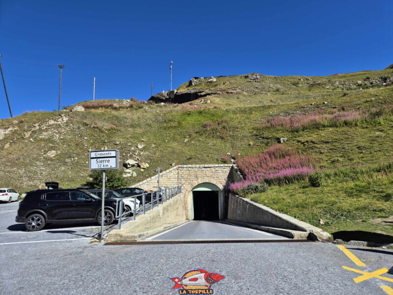 Le retour par la route d'accès avec le tunnel. Un panneau indicateur que Sierre se trouve à 32 km. Le retour par la route d'accès avec le tunnel. Un panneau indicateur que Sierre se trouve à 32 km. Barrage et lac de Moiry, tour du lac, val d'Anniviers, Valais.