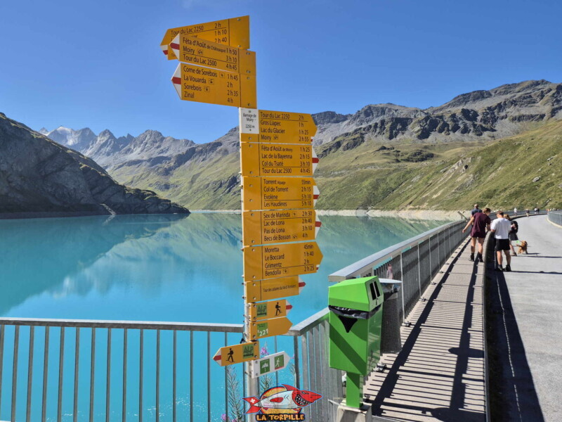 Un panneau indicateur au niveau barrage de Moiry. Barrage et lac de Moiry, tour du lac, val d'Anniviers, Valais. Un panneau indicateur au niveau barrage de Moiry. Barrage et lac de Moiry, tour du lac, val d'Anniviers, Valais.