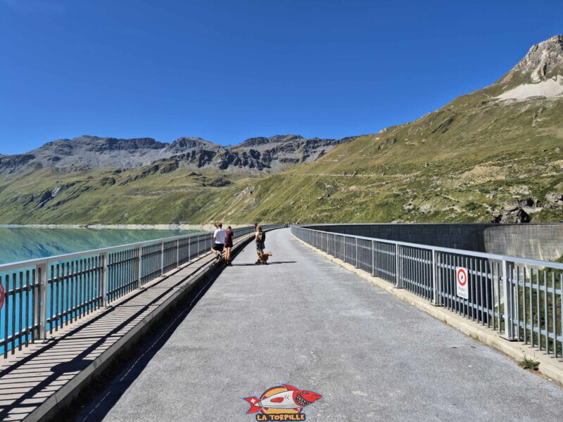 Barrage. Barrage et lac de Moiry, tour du lac, val d'Anniviers, Valais.