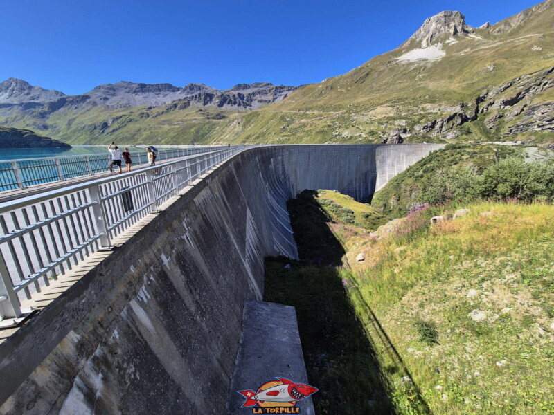 Côté aval du barrage de Moiry. Barrage et lac de Moiry, tour du lac, val d'Anniviers, Valais.