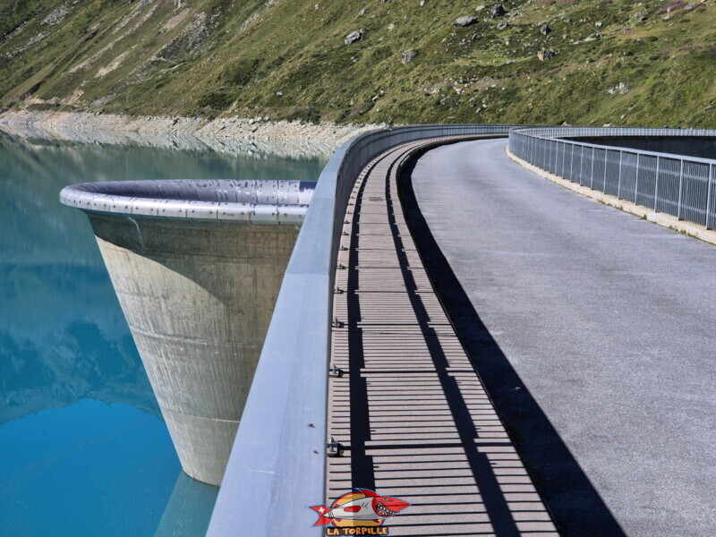 L'évacuateur de crue du barrage de Moiry. Barrage et lac de Moiry, tour du lac, val d'Anniviers, Valais.