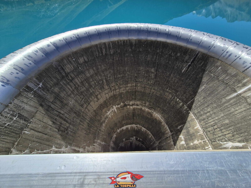 L'évacuateur de crue du barrage de Moiry. Barrage et lac de Moiry, tour du lac, val d'Anniviers, Valais.