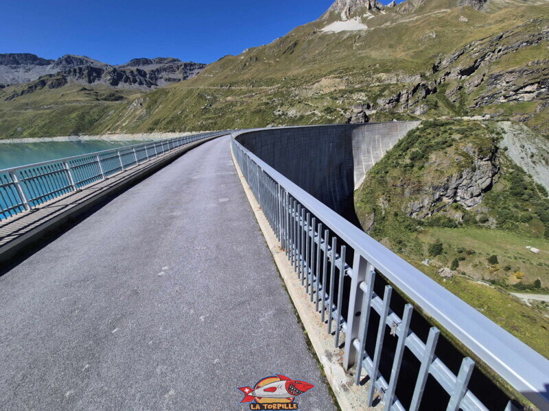 photo du couronnement du barrage de Moiry en direction de l'ouest. Barrage et lac de Moiry, tour du lac, val d'Anniviers, Valais.