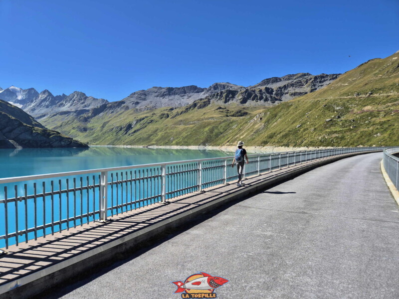 photo du couronnement du barrage de Moiry en direction de l'ouest. Barrage et lac de Moiry, tour du lac, val d'Anniviers, Valais.