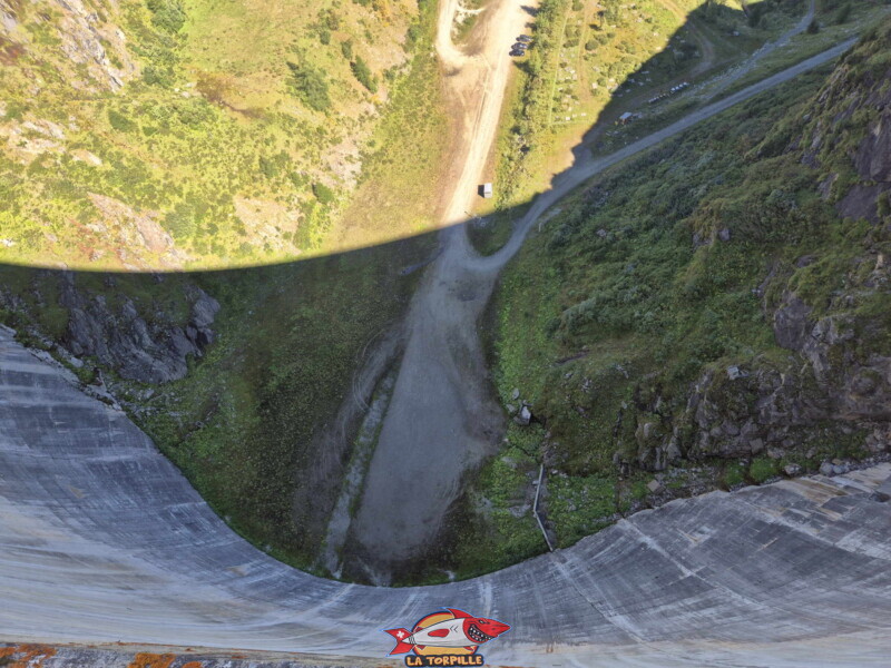 Côté aval du barrage de Moiry. Barrage et lac de Moiry, tour du lac, val d'Anniviers, Valais.