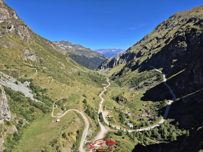 Panorama direction sud, barrage de Moiry. Barrage et lac de Moiry, tour du lac, val d'Anniviers, Valais.
