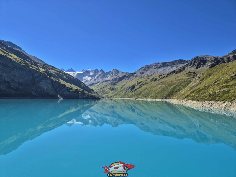 Panorama direction nord, barrage de Moiry. Barrage et lac de Moiry, tour du lac, val d'Anniviers, Valais.