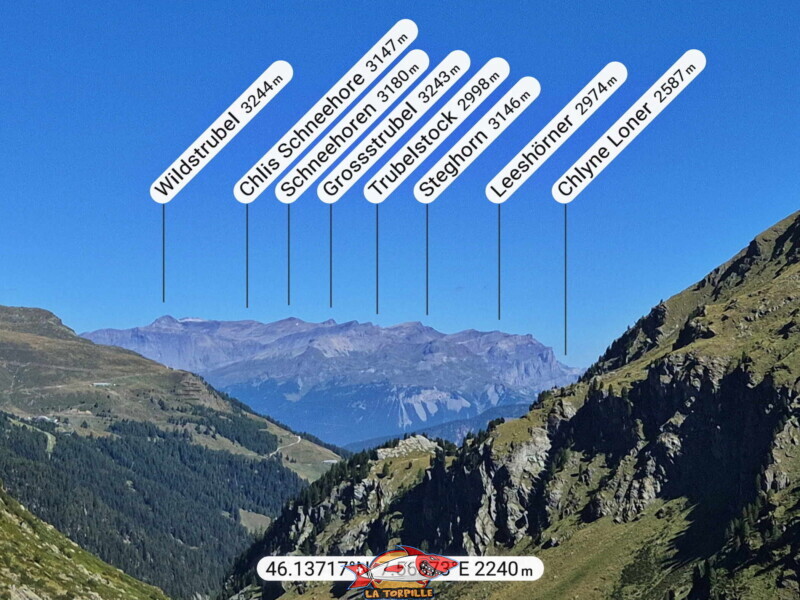 La vue direction nord depuis le couronnement du barrage de Moiry. Wildstrubel, Schneehorn, Daubenhorn. La vue direction nord depuis le couronnement du barrage de Moiry. Wildstrubel, Schneehorn, Daubenhorn. Barrage et lac de Moiry, tour du lac, val d'Anniviers, Valais.