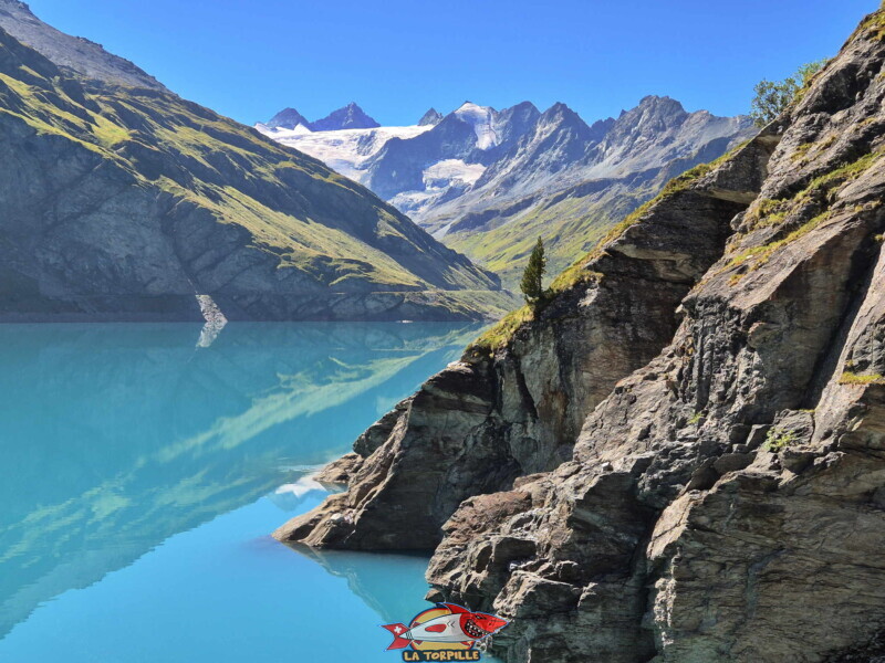 Rocher et lac... Barrage et lac de Moiry, tour du lac, val d'Anniviers, Valais.
