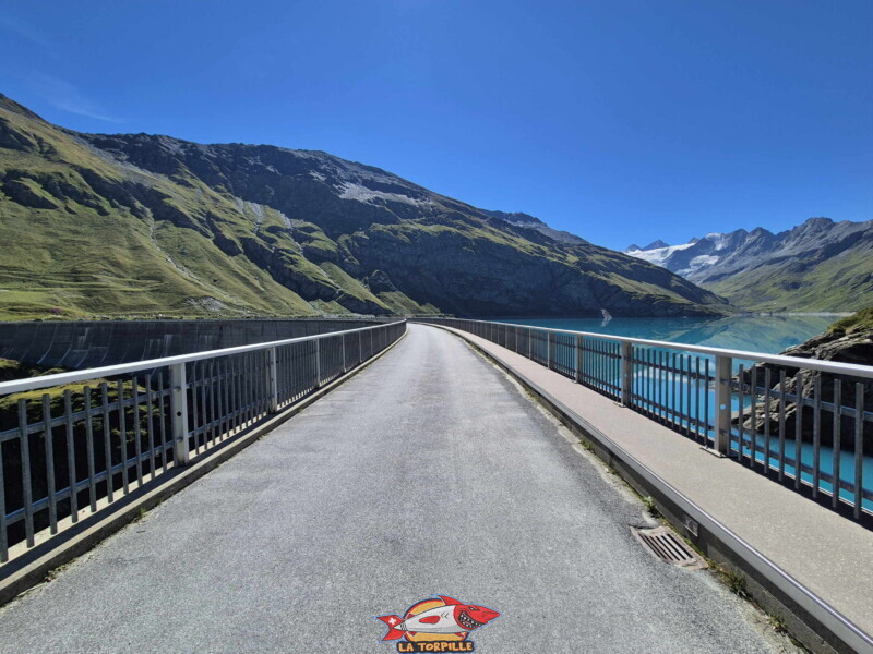 photo du couronnement du barrage de Moiry en direction de l'est. Barrage et lac de Moiry, tour du lac, val d'Anniviers, Valais.
