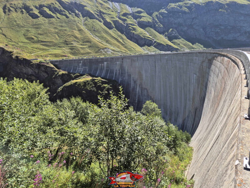Côté aval du barrage de Moiry. Barrage et lac de Moiry, tour du lac, val d'Anniviers, Valais.