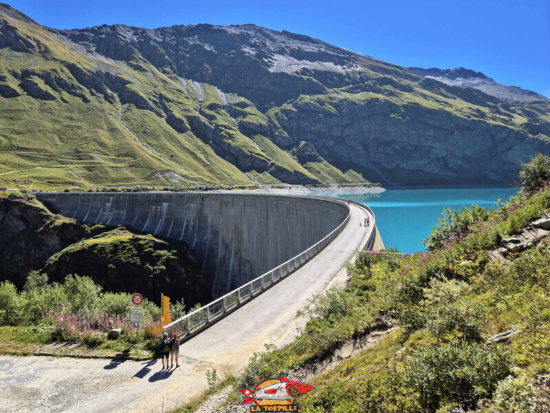 photo du couronnement du barrage de Moiry en direction de l'est. Barrage et lac de Moiry, tour du lac, val d'Anniviers, Valais.