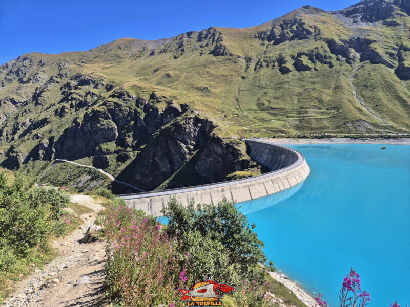 Rive gauche. Barrage et lac de Moiry, tour du lac, val d'Anniviers, Valais.