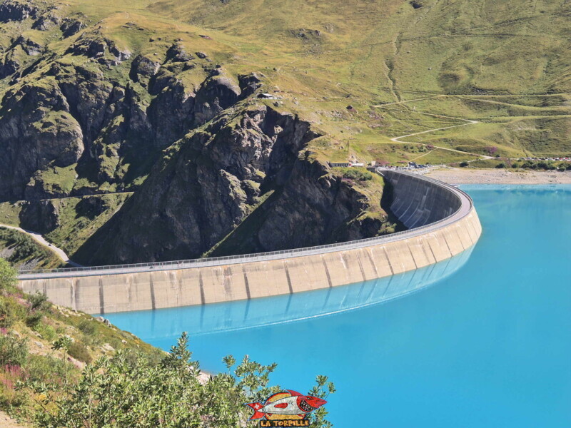 Côté amont du barrage de Moiry. Barrage et lac de Moiry, tour du lac, val d'Anniviers, Valais.