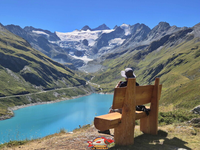Les eaux turquoises du lac de Moiry. Barrage et lac de Moiry, tour du lac, val d'Anniviers, Valais. Les eaux turquoises du lac de Moiry. Barrage et lac de Moiry, tour du lac, val d'Anniviers, Valais.